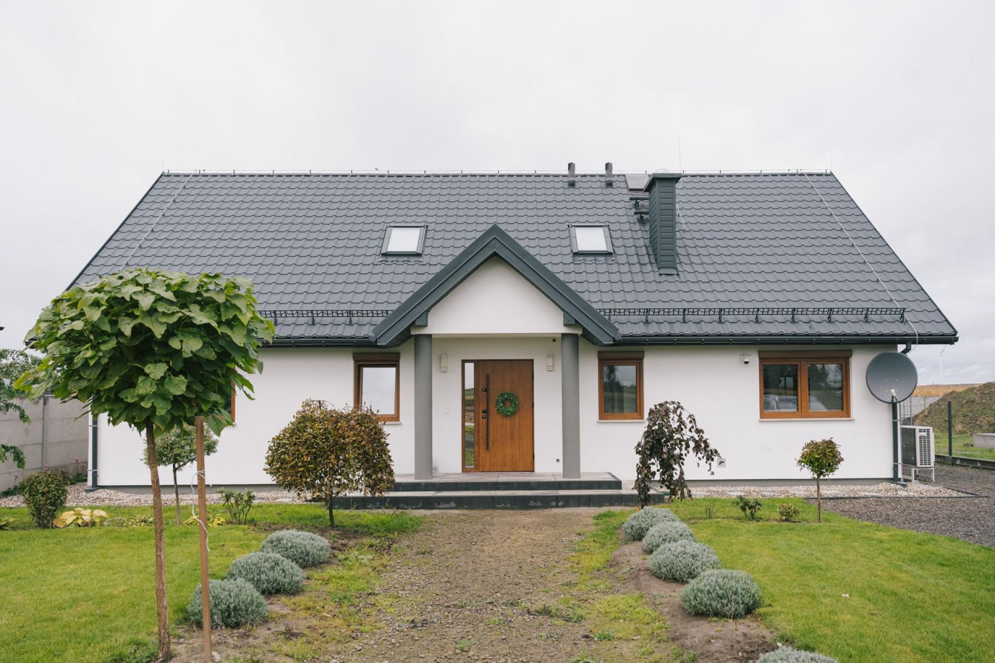 Oszczędny dom z działką, poddaszem i tarasem..